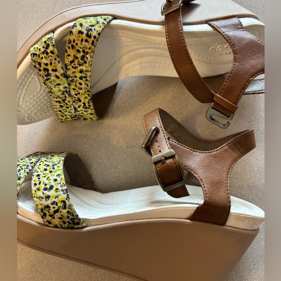 Crocs Women's Leigh II Ankle Strap Graphic Print Wedges Size 9 - Picture 4 of 9
